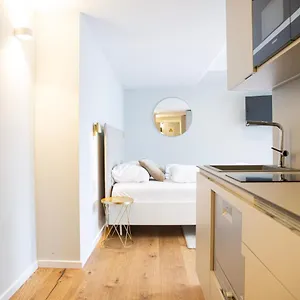 Blackhome I Contactless Check-in Apartahotel